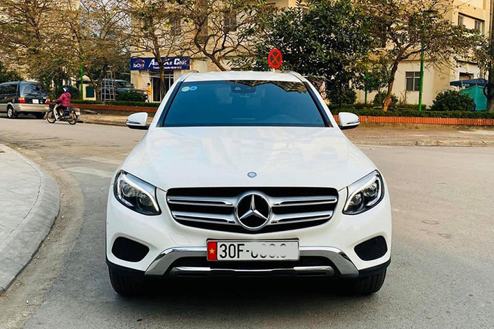 Trên GLC, xe không còn mang kiểu dáng “hình hộp” vuông vức đặc trưng trên GLK mà đã lột xác trở thành một chiếc xe ấn tượng với ngôn ngữ thiết kế “Sensual Purity. Phần đầu xe trông nổi bật với lưới tản nhiệt thanh đôi nằm ngang, logo ngôi sao ba cánh ở giữa. Cụm đèn pha cỡ lớn tích hợp đèn chiếu sáng ban ngày dạng LED.