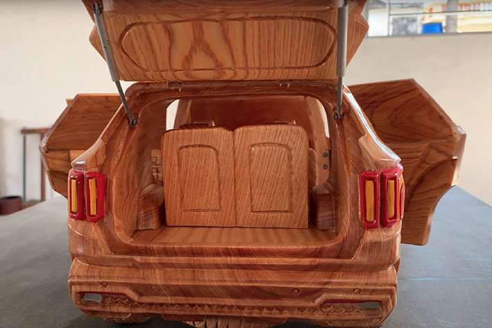 “Woodworking Art” cho biết rằng Sorento 2021 là mẫu Kia đầu tiên anh ấy từng chế tác, và có thể chưa được hoàn mỹ như mong đợi. Nó có tỉ lệ kích thước 1:11 so với xe thật, nặng khoảng 6 kg, và làm bằng loại gỗ bách Phúc Kiến với lớp phủ bóng.