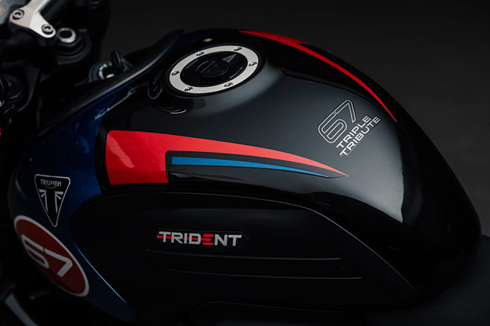 Trident Triple Tribute vẫn giữ nguyên chiều cao yên xe 805mm dễ chống chân như tiêu chuẩn và nặng 189kg khi sẵn sàng lái. Chiếc Trident Triple Tribute năm 2024 có sự khác biệt nhờ thiết kế có nhiều chi tiết màu trắng, tuy nhiên cả hai phiên bản đều có số 67.