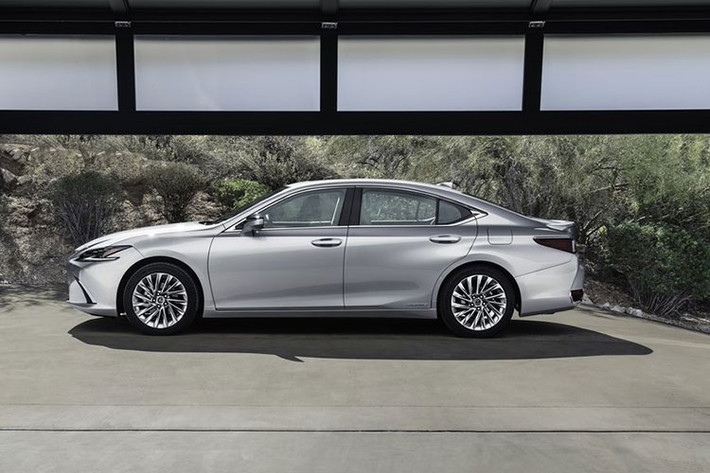 Về thiết kế, ngoại thất Lexus ES 2022 mới được phát triển hướng tới một diện mạo hiện đại hơn nhờ thiết kế mới của lưới tản nhiệt và cụm đèn pha. Trong đó, vẫn duy trì nét cuốn hút vốn có, lưới tản nhiệt mới của ES được thiết kế dạng lưới với chi tiết hình chữ L giúp nhấn mạnh "dòng chảy" ngang đặc trưng.