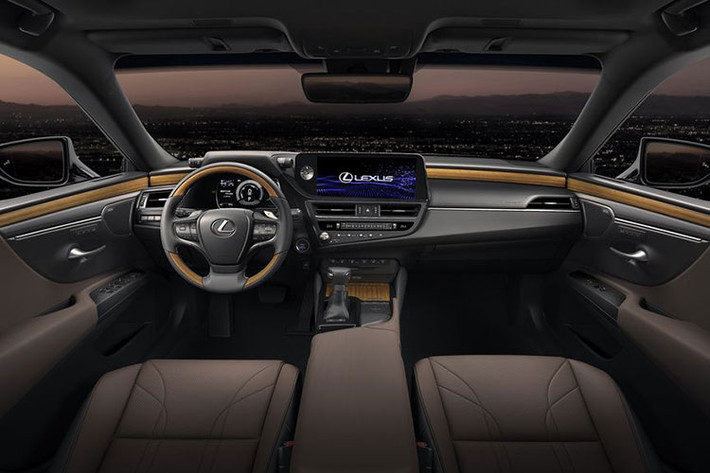 Hệ thống giải trí đa phương tiện trên mẫu xe sedan hạng sang Lexus ES 2022 với màn hình cảm ứng thay đổi chất liệu bằng kính giúp cải thiện khả năng hiển thị và xử lý. Lấy nền tảng là triết lý đặt con người làm trung tâm của Lexus, các kỹ sư đã nghiên cứu khoảng cách và góc tối ưu giữa người lái với màn hình.