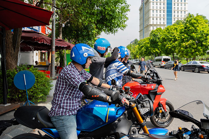 Mới đây, Revzone Yamaha Motor Hà Nội đã cho khách hàng trải nghiệm khả năng bứt tốc trên các dòng xe môtô phân khối lớn hot của Yamaha cũng như hàng loạt công nghệ mới trang bị. Đây cũng là lần đầu tiên khách hàng tại miền Bắc được trực tiếp trải nghiệm các dòng xe môtô Yamaha sau khi Revzone Yamaha Motor khai trương tại Hà Nội.