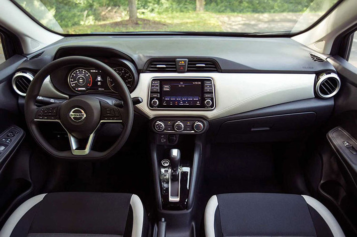 Cũng giống những thay đổi cách mạng ở ngoại hình, không gian khoang lái của Nissan Almera 2021 cũng khiến người dùng bất ngờ. Mẫu sedan hạng B đến từ Nhật Bản đã lược bớt những chi tiết nhựa cứng, thay vào đó là thiết kế chỉn chu, độ hoàn thiện cao giúp xe bớt rẻ tiền như đã thể hiện ở đời cũ.