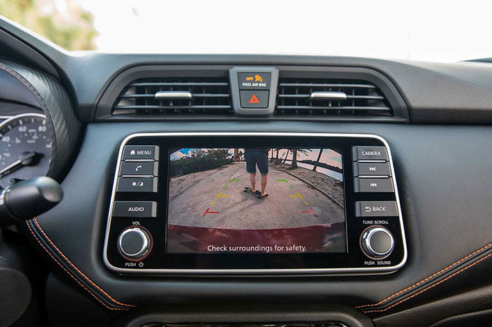 Theo những thông tin ban đầu chúng tôi có được, Nissan Almera 2021 tại Việt Nam được trang bị camera 360 độ cùng hệ thống cảnh báo điểm mù. Đây là hai công nghệ chưa từng xuất hiện trên bất kỳ mẫu xe sedan hạng B nào tại Việt Nam, hứa hẹn tăng mạnh sức cạnh tranh của Almera 2021.