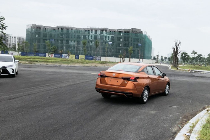 Nissan Almera 2021 sử dụng hệ thống gầm bệ mới, nhờ đó xe cũng thay đổi kích thước với chiều Dài x Rộng x Cao lần lượt là 4.495x1.740x1.460 (mm), chiều dài cơ sở 2.620 mm, khoảng sáng gầm 135 mm. So với mô hình cũ, xe dài hơn 70 mm, rộng thêm 45 mm, thấp hơn 35 mm, chiều dài cơ sở thêm 30 mm và khoảng sáng gầm xe thấp hơn 15 mm.