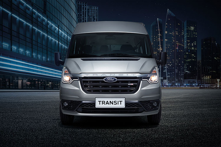 Vì là bản facelift, mẫu xe Ford Transit 2022 thế hệ mới vẫn giữ nguyên kiểu dáng tổng thể của đời cũ. Đầu xe mới nổi bật với đèn pha Halogen Projector, đèn định vị ban ngày LED. Lưới tản nhiệt mở rộng màu đen tương phản với màu sơn được nối liền với cụm đèn pha. Cản trước đẹp mắt hơn, tích hợp đèn sương mù.