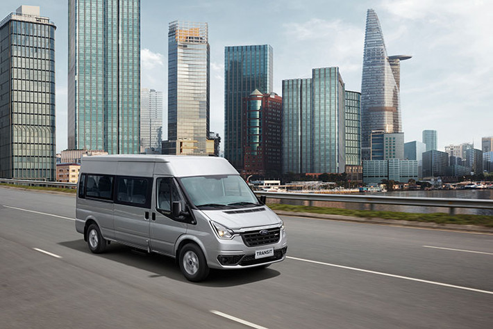 Ford Transit 2022 mới ra mắt tại thị trường Việt Nam với duy nhất một phiên bản. Đây là phiên bản nâng cấp giữa vòng đời (facelift) có tên Transit Pro ra mắt hồi tháng 12 năm ngoái tại thị trường Trung Quốc. Xe vẫn thuộc thế hệ thứ 3, đã bán từ năm 2000. Trong khi Ford Transit tại châu Âu và Mỹ đã bước sang thế hệ thứ tư từ 2015.