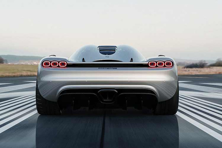 Koenigsegg CC850 là mẫu siêu xe mới nhất của thương hiệu Thụy Điển, ra mắt từ tháng 8/2022. CC850 trang bị hộp số nửa tự động, nửa số sàn, đi kèm động cơ 5 lít V8, công suất 1.385 mã lực và mô-men xoắn 1.382 Nm, tăng tốc 0 - 100 km/h chỉ trong 2,7 giây.
