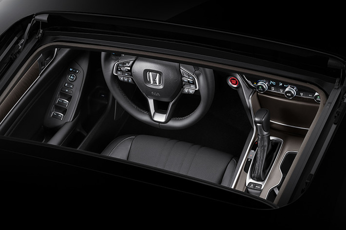 Bên cạnh đó, Honda Accord mới được trang bị các công nghệ an toàn tiên tiến như các hệ thống cảnh báo chống buồn ngủ, hệ thống quan sát làn đường, phanh tay điện tử, giữ phanh tự động, cân bằng điện tử, hỗ trợ khởi hành ngang dốc, camera chiếu hậu đa góc, 6 túi khí…