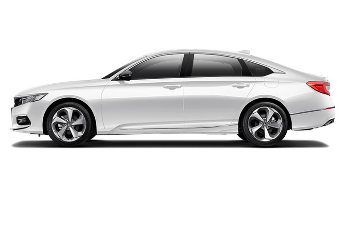 Ngoài công nghệ hiện đại và khả năng vận hành, Honda Accord mới còn có thiết kế ngoại thất thanh lịch, hiện đại nhưng vẫn đậm chất thể thao với hệ thống đèn LED tinh xảo, ăng-ten vây cá mập và la-zăng 18 inch phá cách. Xe sở hữu khoang nội thất rộng rãi, cao cấp với nhiều trang bị tiện nghi như màn hình cảm ứng tích hợp tính năng kết nối Apple CarPlay và Android Auto, tính năng khởi động từ xa trên chìa khóa, cửa sổ trời...