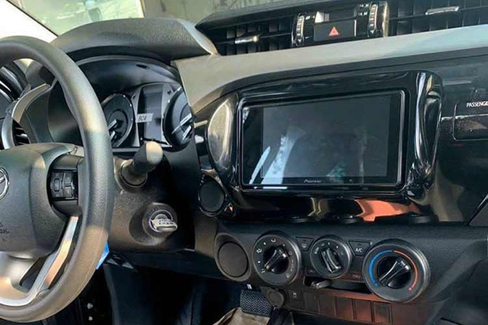 Ngoài ra Toyota Hilux 2024 mới còn hệ thống điều hòa thường, cửa sổ 1 chạm chống kẹt bên ghế lái, phanh tay chỉnh cơ và hệ thống ga tự động Cruise Control.