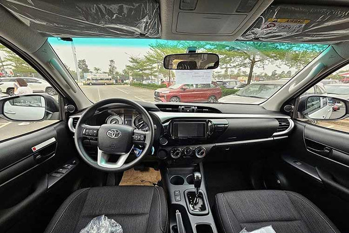 Bên trong nội thất của mẫu xe bán tải Toyota Hilux 2024 mới sẽ có thêm hệ thống âm thanh 6 loa và màn hình trung tâm 7 inch mới với các nút điều chỉnh cảm ứng, hỗ trợ kết nối điện thoại thông minh.