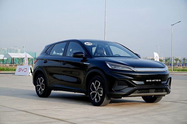 Cả ba dòng xe BYD tại Việt Nam góp mặt trong sự kiện đều được trang bị công nghệ pin lưỡi dao an toàn, nền tảng e-Platform 3.0 mới nhất, hệ thống máy nén nhiệt hiệu suất cao và điểm nhấn nội thất từ màn hình cảm ứng trung tâm 15,6 inch có thể xoay linh hoạt.
