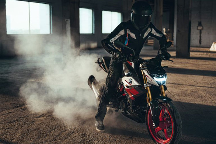 Mới đây, mẫu naked-bike nhỏ nhất đến từ hãng sản xuất xe Đức BMW Motorrad mang tên BMW G310R giá rẻ vừa chính thức được ra mắt với phiên bản 2022.