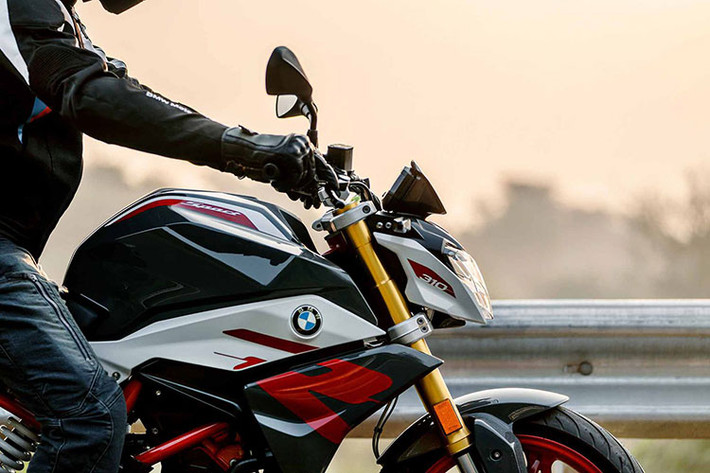 Ở thiết kế bên ngoài cũng như trang bị cơ bản, BMW G310R 2022 vẫn sẽ được giữ nguyên thiết kế với dàn vỏ nhựa cánh gió hoành tráng kéo dài xuống động cơ, cùng với đó là bộ khung mắt cáo nổi bật và đẹp mắt.