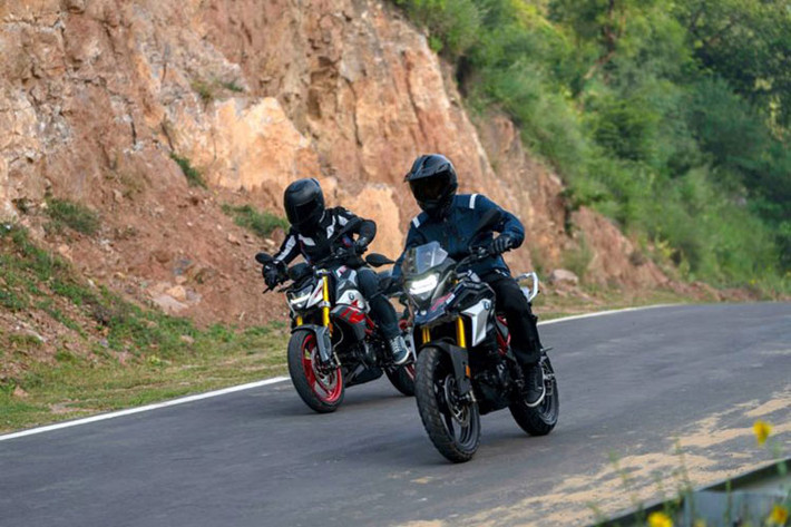 BMW G310R 2022 vẫn mang trong mình động cơ dạng xy-lanh đơn, DOHC, làm mát bằng dung dịch, dung tích 313cc. Khối động cơ này cho công suất 34 mã lực tại 9.500 vòng tua/ phút và mô-men xoắn 28 Nm tại 7.500 vòng tua/ phút, đáp ứng tiêu chuẩn khi thải Euro5.