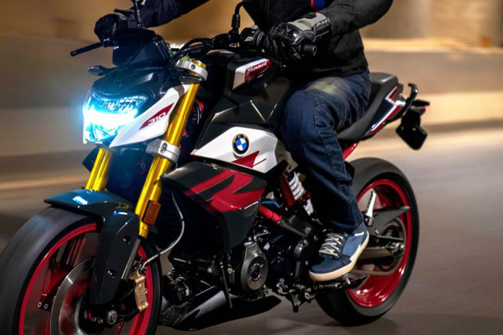Tuy nhiên so với phiên bản màu đỏ trước đó, phiên bản BMW G310R thế hệ mới cũng có một màu đỏ từ khung sườn cho đến vành bánh. Sự kết hợp này theo một số người là quá nổi bật và không cần thiết nên trông như những mẫu xe Trung Quốc.
