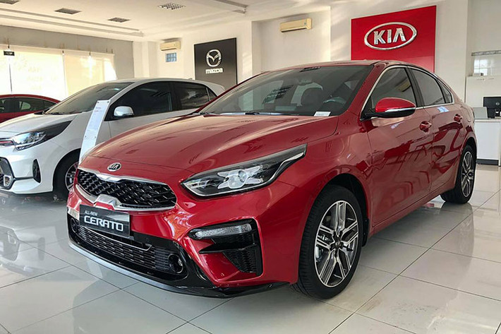 Trong tháng 7/2021, Kia Cerato bán ra được 1.013 chiếc, giảm 23,5 % so với tháng 6 (bán 1.325 xe). Trong tháng 7 vừa qua, giá bán của Kia Cerato được giảm xuống mức rẻ ngang các mẫu xe hạng B như Toyota Vios hay Honda City. Hiện Kia Cerato 2022 phiên bản mới cũng sắp sửa được ra mắt tại thị trường Việt.