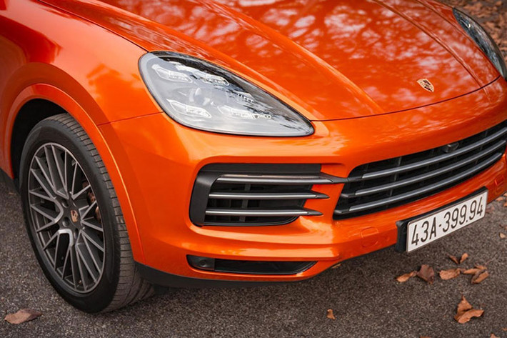Porsche Cayenne S 2018 là sản phẩm đời đầu của thế hệ thứ 3, sở hữu cả list dài trang bị mà theo ước tính của những người trong giới có thể lên tới gần 2 tỷ đồng. Dù ra mắt khách hàng Việt đã 3 năm nhưng Porsche Cayenne S hạng sang vẫn chưa trải qua lần cải tiến hoặc nâng cấp nhẹ nào. Do đó, mọi thông số, thiết kế, trang bị và khả năng vận hành của xe cũ khá tương đồng model mới .