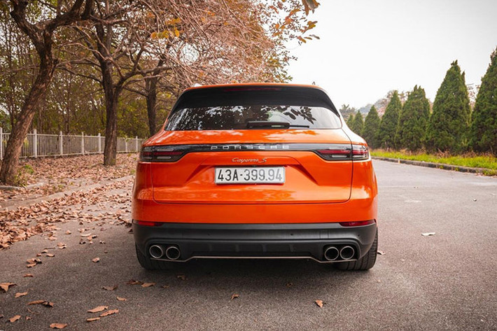Chiếc Porsche Cayenne S 2018 đang được rao bán có màu sơn ngoại thất cam đất vô cùng nổi bật. Các thông số dài x rộng x cao của xe lần lượt là 4.918 x 1.983 x 1.696 (mm), chiều dài cơ sở 2.895 mm. Xe sở hữu bộ la-zăng hợp kim 10 chấu kép, kích thước 21 inch, 2 tông màu đậm tính thẩm mỹ, được ôm trọn bởi vóm bánh nhô ra ngoài khỏe khoắn.