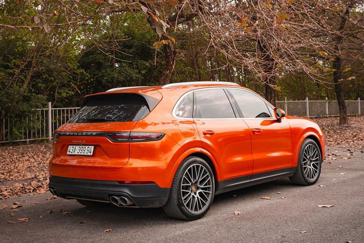 Porsche Cayenne S 2018 đang rao bán sử dụng động cơ V6 twin-turbocharged dung tích 2.9 L, đi kèm hộp số ly hợp kép 8 cấp, sinh công suất tối đa 440 mã lực cùng mô-men xoắn cực đại 550Nm. Xe chỉ mất 5,2 giây để tăng tốc từ 0 – 100 km/h trước khi đạt tốc độ tối đa 265 km/h.