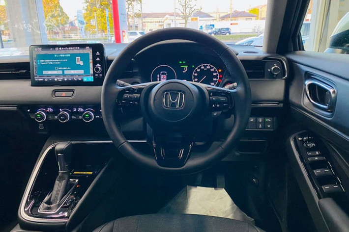 Honda HR-V 2022 cũng được trang bị phanh tay điện tử. Nếu chi tiết này giữ nguyên khi về Việt Nam thì đây sẽ là chiếc xe duy nhất trong phân khúc có phanh tay điện tử. Vô-lăng D-Cut bọc da kết hợp chi tiết nhựa đen bóng tạo điểm nhấn, cùng với đó là loạt phím bấm chức năng trong gói công nghệ an toàn cao cấp được tích hợp trên vô-lăng HR-V.