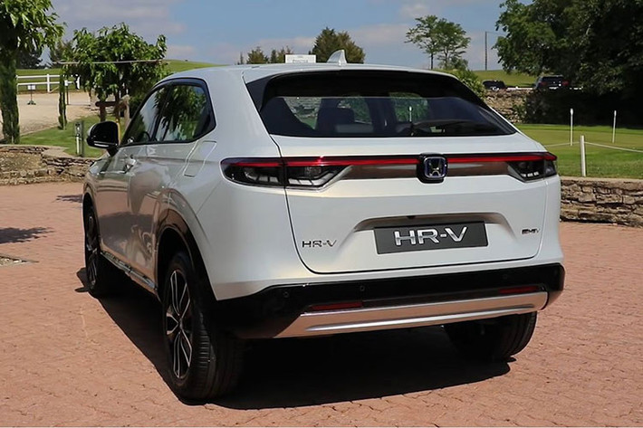 Gói an toàn cao cấp Honda Sensing sẽ xuất hiện trên Honda HR-V 2022 mới, bao gồm các tính năng như: Hệ thống kiểm soát hành trình thích ứng; Hệ thống cảnh báo va chạm; Phanh tự động khẩn cấp; Hỗ trợ giữ làn đường; Đèn pha thích ứng tự động...