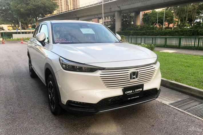 Thân xe phong cách coupe hóa đã được Honda ứng dụng trên HR-V đời mới mang đến cái nhìn trẻ trung và thể thao hơn cho mẫu SUV này. Bộ mâm xe 18 inch 5 chấu kép, vòm bánh xe được sơn đen chứ không phải ốp nhựa giúp cho HR-V trở nên sang trọng hơn. Gương chiếu hậu giờ đây cũng được đặt dưới cửa xe để giúp mở rộng ô thoáng mang đến tầm quan sát tốt hơn cho người lái.