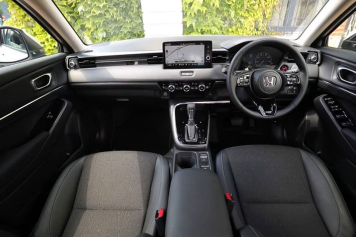 Honda đã cải tiến triệt để cho HR-V ngay cả khoang nội thất, bạn sẽ không thể nhìn thất bất cứ chi tiết nào vương vấn từ đời cũ. Ấn tương nhất là màn hình đặt nổi đầu tiên của Honda ứng dụng trên xe của mình, tích hợp hệ thống Honda CONNECT và khả năng kết nối Apple CarPlay/Android Auto... Ngay bên dưới, hệ thống điều hòa dạng phím xoay giống hệt City, Civic mới và cửa gió điều hòa cũng có thiết kế hiện đại hơn.