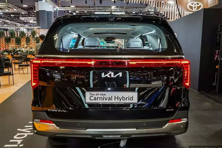 Mẫu xe MPV Kia Carnival 2024 dành cho thị trường Indonesia sở hữu thiết kế giống với xe đang bán ở Hàn Quốc. Xe đã được bổ sung những chi tiết ngoại thất mới như lưới tản nhiệt "mũi hổ" với những chi tiết mạ crôm đa điểm, đèn pha và đèn hậu LED nằm dọc.