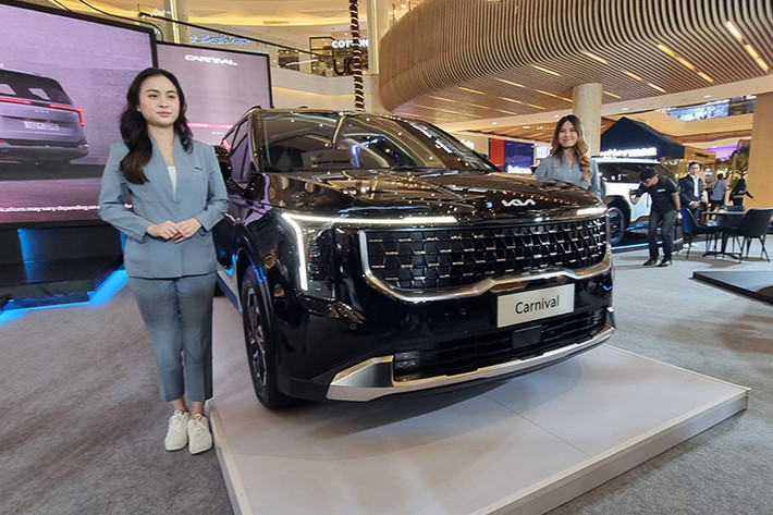 Khi mua Kia Carnival 2024, khách hàng Indonesia có thể chọn các màu sơn như trắng Snow White Pearl, bạc Ceramic Silver, đen Aurora Black Pearl và xanh dương Astra Blue. Sau Indonesia, mẫu MPV này dự kiến sẽ tiếp tục ra mắt những thị trường Đông Nam Á khác như Việt Nam.