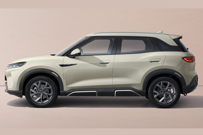 Về kích thước tổng thể, SUV điện BYD Atto 2 có thông số chiều dài x rộng x cao tương ứng là 4.310 x 1.830 x 1.675 mm, trục cơ sở dài 2.620 mm. Kích thước này ngang ngửa với các mẫu SUV cỡ B như Mitsubishi Xforce (4.390 x 1.810 x 1.660 mm) hay Kia Seltos (4.315 x 1.800 x 1.645 mm).