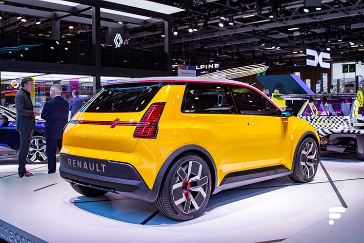 Mẫu xe điện Renault 5 E-Tech 2024 được phát triển bởi thương hiệu con Ampere chuyên về xe điện của Renault. Mẫu xe giá rẻ này có kích thước D x R x C lần lượt là 3.920 x 1.770 x 1.500 (mm), chiều dài cơ sở 2.540 mm.