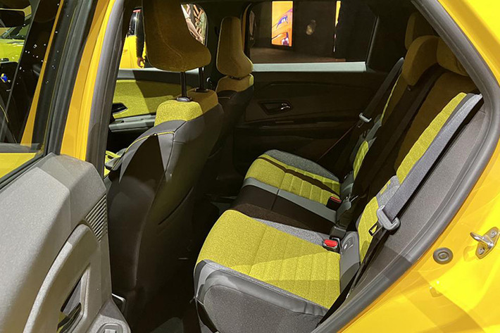 Cung cấp sức mạnh cho Renault 5 E-Tech là 1 động cơ điện duy nhất nhưng có 3 công suất đầu ra gồm 94 mã lực, 121 mã lực hoặc 148 mã lực. Bộ pin có dung lượng 40 kWh hoặc 52 kWh. Pin 52 kWh mang tới phạm vi hoạt động 400 km/lần sạc (theo tiêu chuẩn WLTP). Pin tương thích với sạc nhanh DC ở mức tương ứng là 80 kW và 100 kW.