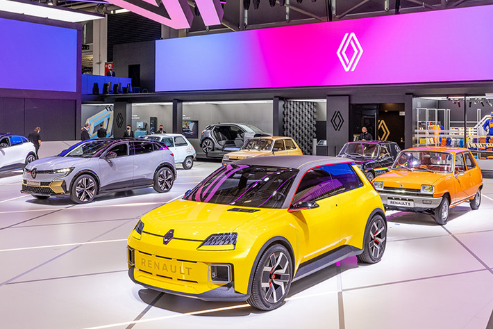 Dự kiến, Renault 5 E-Tech 2024 mới sẽ được bán ra vào tháng 9 năm nay với giá khởi điểm khoảng 25.000 euro (tương đương 666 triệu đồng), rẻ nhất tại thị trường Châu Âu. Với mức giá này, Renault 5 E-Tech sẽ đối đầu với các đối thủ đến từ Trung Quốc như mẫu xe BYD Dolphin.