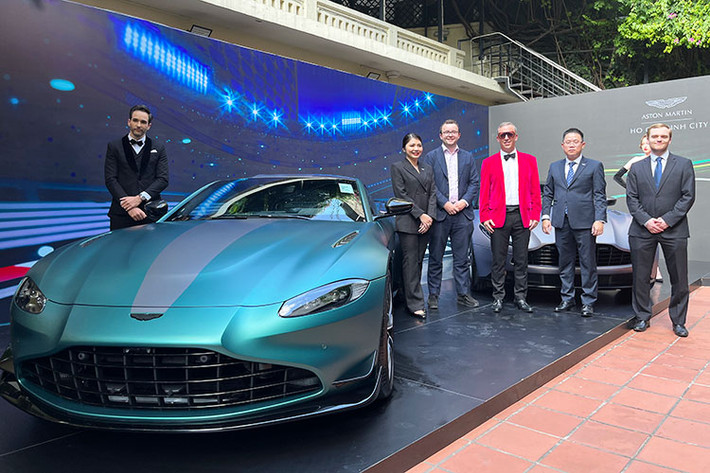 Aston Martin Vantage F1 Edition 2022 mới vừa ra mắt chính hãng tại Việt Nam là phiên bản kỷ niệm sự trở lại của hãng xe Anh quốc trong lĩnh vực đua xe thể thao. Mẫu xe này chỉ vừa ra mắt thị trường thế giới và đã được đưa về Việt Nam theo diện chính hãng tại Hà Nội.