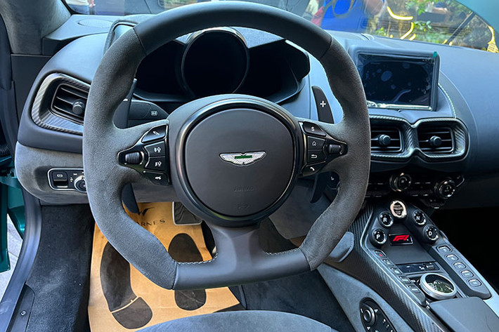 Bên trong nội thất của Aston Martin Vantage F1 Edition được bọc da màu đen, kết hợp da lộn Alcantara màu xám với sọc kẻ và chỉ khâu màu xanh lá (Lime Essence). Đường sọc kẻ và chỉ khâu này cũng có thể được tùy biến thành đỏ hoặc đen tùy vào sở thích của khách hàng.