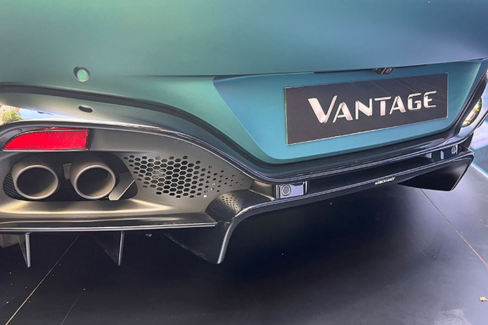 Điểm khác biệt của Aston Martin Vantage F1 Edition so với bản tiêu chuẩn nhờ líp cản trước, vây cá cản trước cùng cánh gió cố định ở đuôi xe cùng logo F1 Edition xuất hiện trên bệ cửa và một số chi tiết...