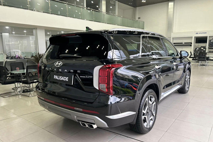 Trang bị an toàn của mẫu xe với 7 túi khí, cảnh báo áp suất lốp, đèn pha tự động thích ứng, hỗ trợ phòng tránh va chạm điểm mù, hỗ trợ phòng tránh va chạm khi lùi xe, cảnh báo va chạm khi ra khỏi xe, hỗ trợ giữ làn đường LFA & LKA, phòng tránh va chạm trước FCA, điều khiển hành trình thông minh Smart Cruise Control, cảnh báo người lái mất tập trung DAW và hỗ trợ đỗ xe chủ động.