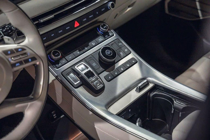 Có giá rẻ hơn 2 đối thủ cùng phân khúc là Ford Explorer và Volkswagen Teramont nên Hyundai Palisade đương nhiên cũng có doanh số khả quan hơn. Trong năm 2023, hãng Hyundai đã bán được tổng cộng 413 chiếc Palisade cho khách hàng Việt Nam. Trong tháng 1/2024, mẫu SUV cỡ lớn này đạt doanh số 85 xe, giảm 67% so với tháng 12/2023 do tình hình chung của toàn thị trường.