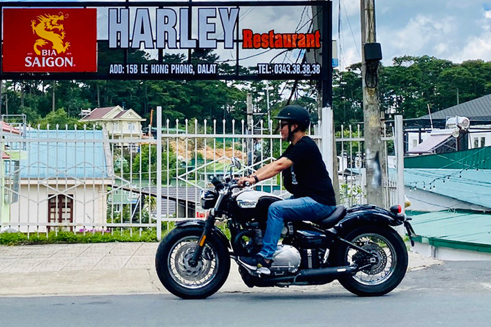 Về hiệu suất, Triumph Bonneville Speedmaster mới sử dụng khối động cơ HT 1.200 phân khối, làm mát bằng dung dịch, sản sinh công suất tối đa 77 mã lực ở vòng tua máy 6.100 v/ph và mô-men xoắn cực đại đạt 106 Nm từ 4.000 v/ph. Sức mạnh kết hợp với hộp số 6 cấp.