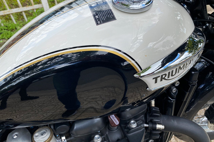 Kiểu dáng bình xăng vẫn giữ nguyên thiết kế đặc trưng của hãng xe môtô Anh quốc cùng logo Triumph xuất hiện trên hai bên bình xăng. Dung tích bình xăng 12 lít, trong khi ở phiên bản trước đó là 11 lít.
