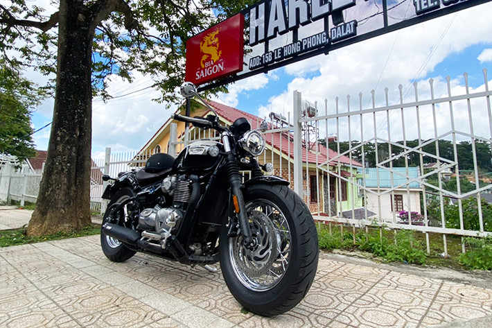 Giá xe Triumph Bonneville Speedmaster mới chính hãng tại Việt Nam từ 569 triệu đồng, cho phép tùy chọn màu Jet Black, Cranberry Red và Fusion White & Phantom Black. Các đối thủ đáng gờm của mẫu xe này chính là Harley-Davidson 1200 Custom và Indian Scout Sixty.