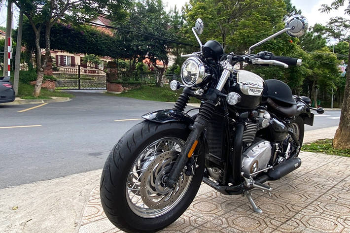 Triumph Bonneville Speedmaster mới vốn là một cái tên khá quen thuộc của hãng xe máy Anh Quốc với các bikers trên toàn thế giới. Và để nối tiếp thành công của phiên bản tiền nhiệm, Triumph đã chính thức giới thiệu phiên bản mới của mẫu cruiser Bonneville Speedmaster vào năm 2018 mang phong cách cổ điển, pha trộn thêm chút hiện đại để bắt kịp xu thế.