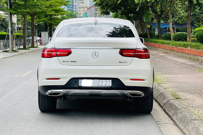 Vì thuộc danh mục xe "chạy lướt" mới chỉ lăn bánh 10.000km (theo chia sẻ của chủ nhân) chiếc GLE400 4Matic Coupe đang được rao bán vẫn sở hữu ngoại thất khá hoàn hảo, không có dấu hiệu đâm đụng hay xước xát lớn và đặc biệt sở hữu biển số "tứ quý 2" tại Bình Dương.
