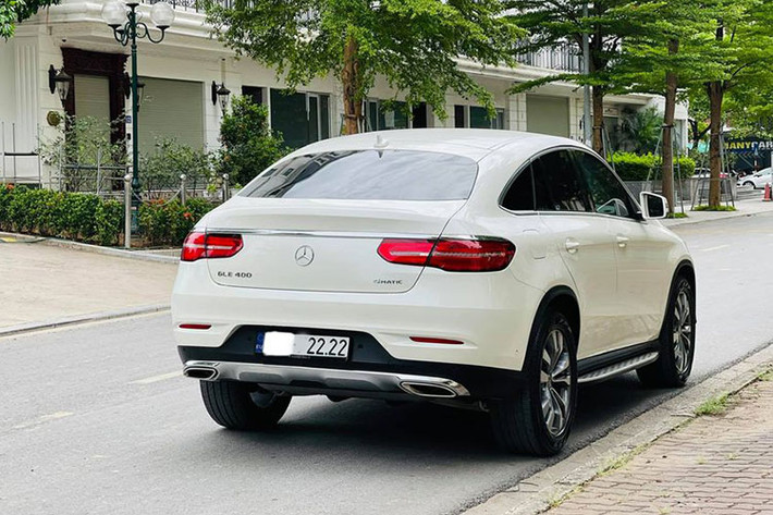 Về an toàn, ngoài các tính năng an toàn tiêu chuẩn, GLE 400 4Matic Coupe còn được trang bị hàng loạt công nghệ an toàn hiện đại như cảnh báo mất tập trung Attention Assist, kiểm soát hành trình Cruise Control, hỗ trợ đỗ xe chủ động Active Parking Assist, hệ thống phanh Adaptive với chức năng hỗ trợ dừng xe,...
