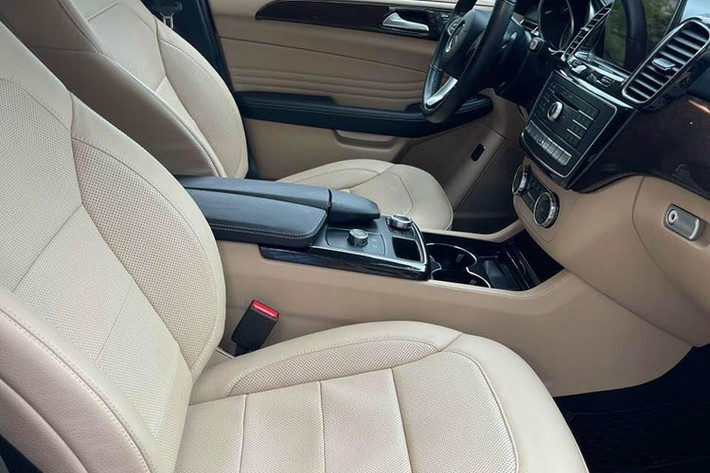 Mercedes-Benz GLE 400 4Matic Coupe tại Việt Nam sở hữu động cơ V6 tăng áp kép, cho công suất cực đại 333 mã lực tại 5.250 – 6.000 vòng/phút và mô-men xoắn cực đại 480Nm tại 1.600 - 4.000 vòng/phút. Sức mạnh được truyền đến các bánh xe thông qua hộp số tự động 9 cấp 9G-TRONIC và hệ dẫn động 4 bánh toàn thời gian 4MATIC. Xe đạt khả năng tăng tốc từ 0-100 km/h chỉ trong 5,9 giây với tốc độ tối đa 247km/h.