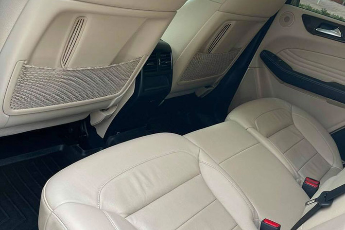 Xe được trang bị khá nhiều tiện nghi hiện đại như khởi động bằng nút bấm Keyless Start, đóng mở cửa sau điện Easy Pack, hệ thống dẫn đường và định vị toàn cầu GPS, hệ thống âm thanh với đầu đọc CD, màn hình màu TFT 8-inch,....