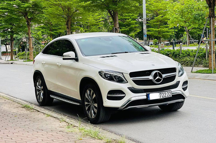 Một số chi tiết đáng chú ý ở ngoại thất có thể kể đến lưới tản nhiệt 1 thanh nan chrome, gương chiếu hậu chỉnh/gập điện, tích hợp đèn báo rẽ, tay nắm cửa mạ chrome, bộ mâm hợp kim 5 chấu 20 inch,... Với mức giá bán hơn 3,6 tỷ đồng, cùng biển số dễ nhớ, đây được xem là mức lựa chọn đáng tiền cho nhiều người.