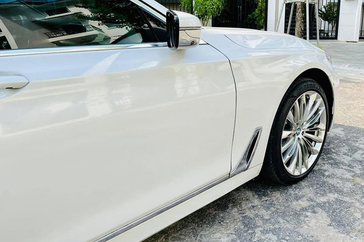 So với các phiên bản cao cấp hơn, 730Li có mâm nhỏ hơn với đường kính chỉ 18 inch với thiết kế hình chữ V, sử dụng lốp Runflat có khả năng tiếp tục chạy khi bị đinh đâm vào. Xe cũng nhẹ hơn gần 136 kg so với thế hệ trước, đồng thời độ cứng và khí động học được cải thiện đáng kể giúp bảo vệ hành khách tốt hơn khi xảy ra va chạm.